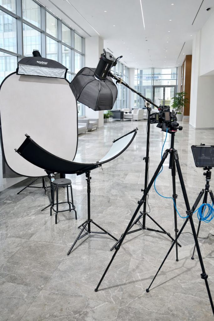 Business Photography Pop-up Studio, to mobilne, kompaktowe studio fotograficzne typu "high-end", które pozwala pracownikom biurowca na wykonanie profesjonalnego portretu biznesowego (np. do profilu LinkedIn, CV lub stopki e-mail) w zaledwie 10-15 minut, bez konieczności opuszczania miejsca pracy.
